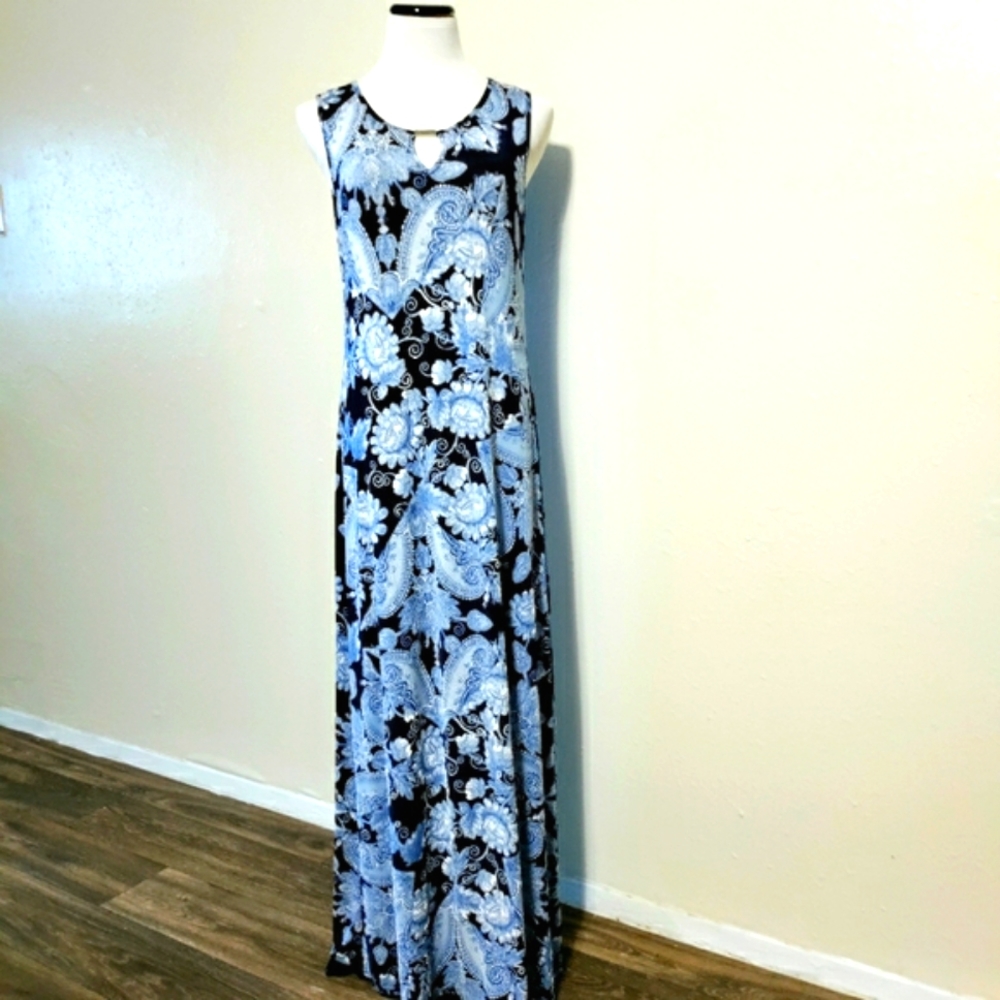Sleeveless Textured Blue and White Maxi Dress